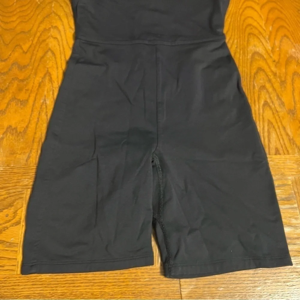 Aritzia Babaton Contour V-Neck Shorts Romper Sz S in Black Athletic